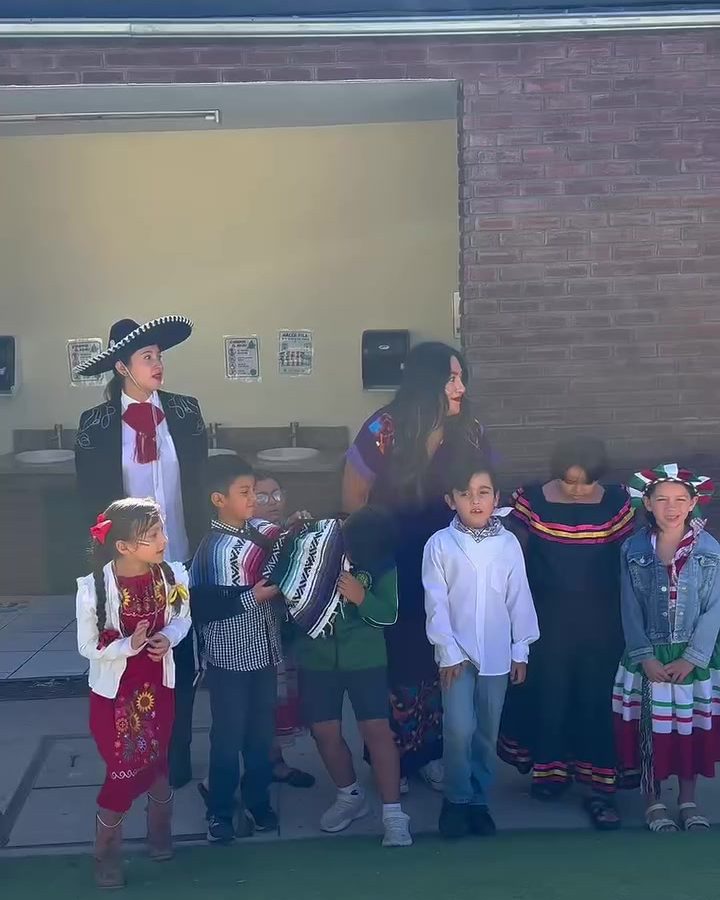 Elementary students dressed as insurgents and in traditional costume at the September 16 assembly