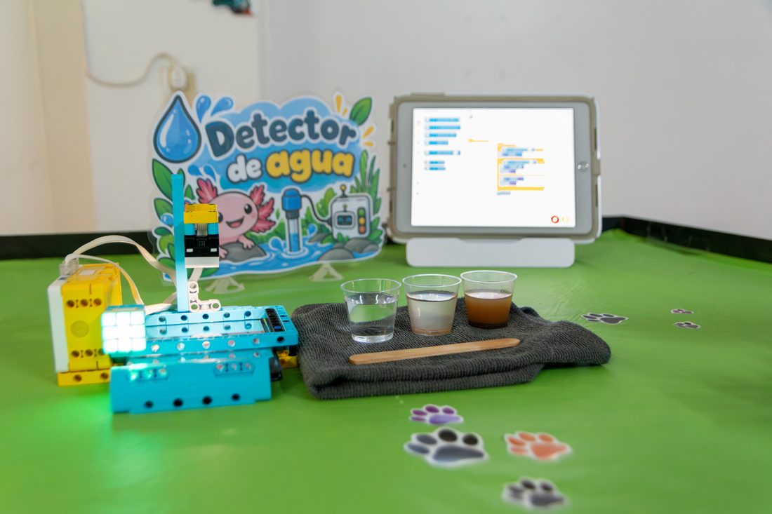 Proyecto de detector de agua construido con piezas de robótica y programado desde una tableta