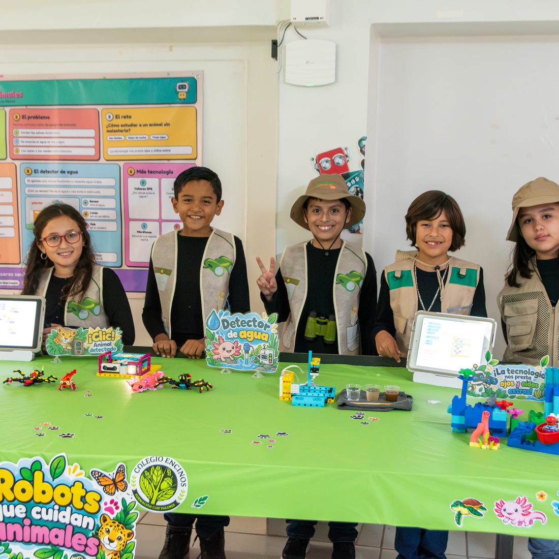 Equipo de alumnos de primaria de Colegio Encinos presentando sus proyectos de robótica «Robots que cuidan animales»